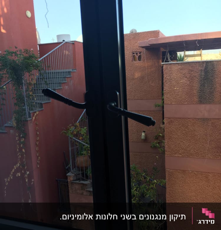 חלון עם תריסים סגורים ומנגנון פתיחה